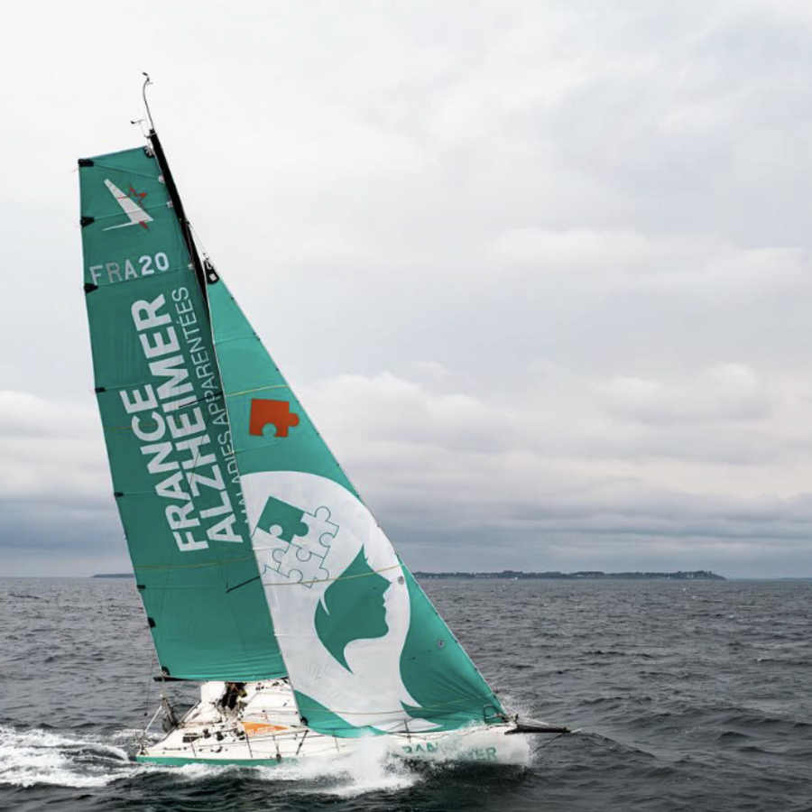 a-boat-wrapped-in-illustration-france-alzheimer-offshore-racing